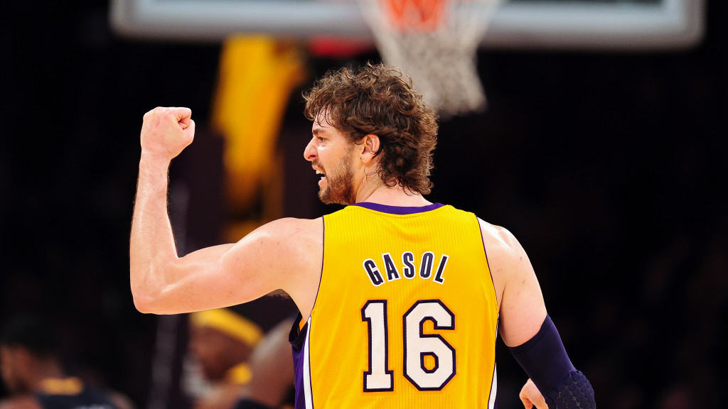 Pau Gasol Gets Emotional as Lakers Retire His No. 16 Jersey – NBC