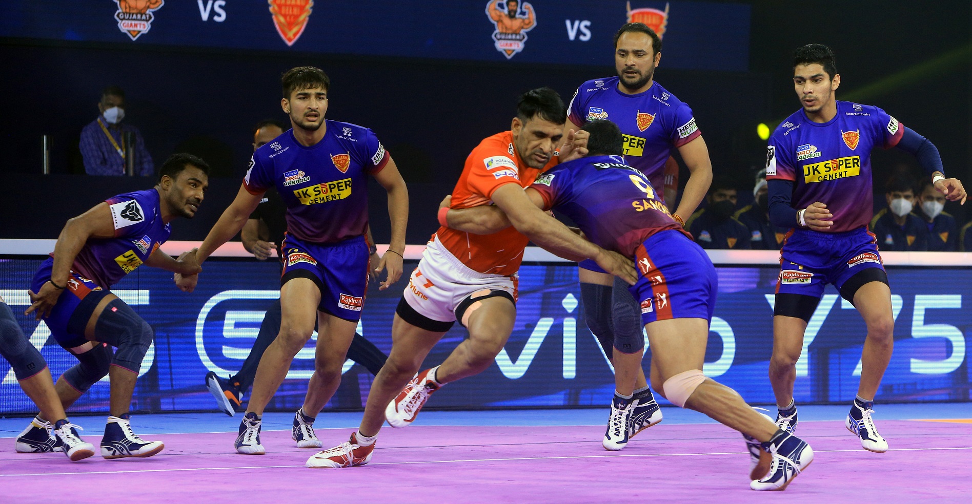 Dabang Delhi Kc Beat Gujarat Giants Pro Kabaddi Pkl 8 6245