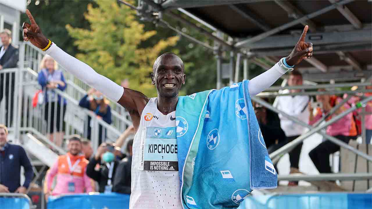 Marathon World Record : Eliud Kipchoge shatters marathon world record ...