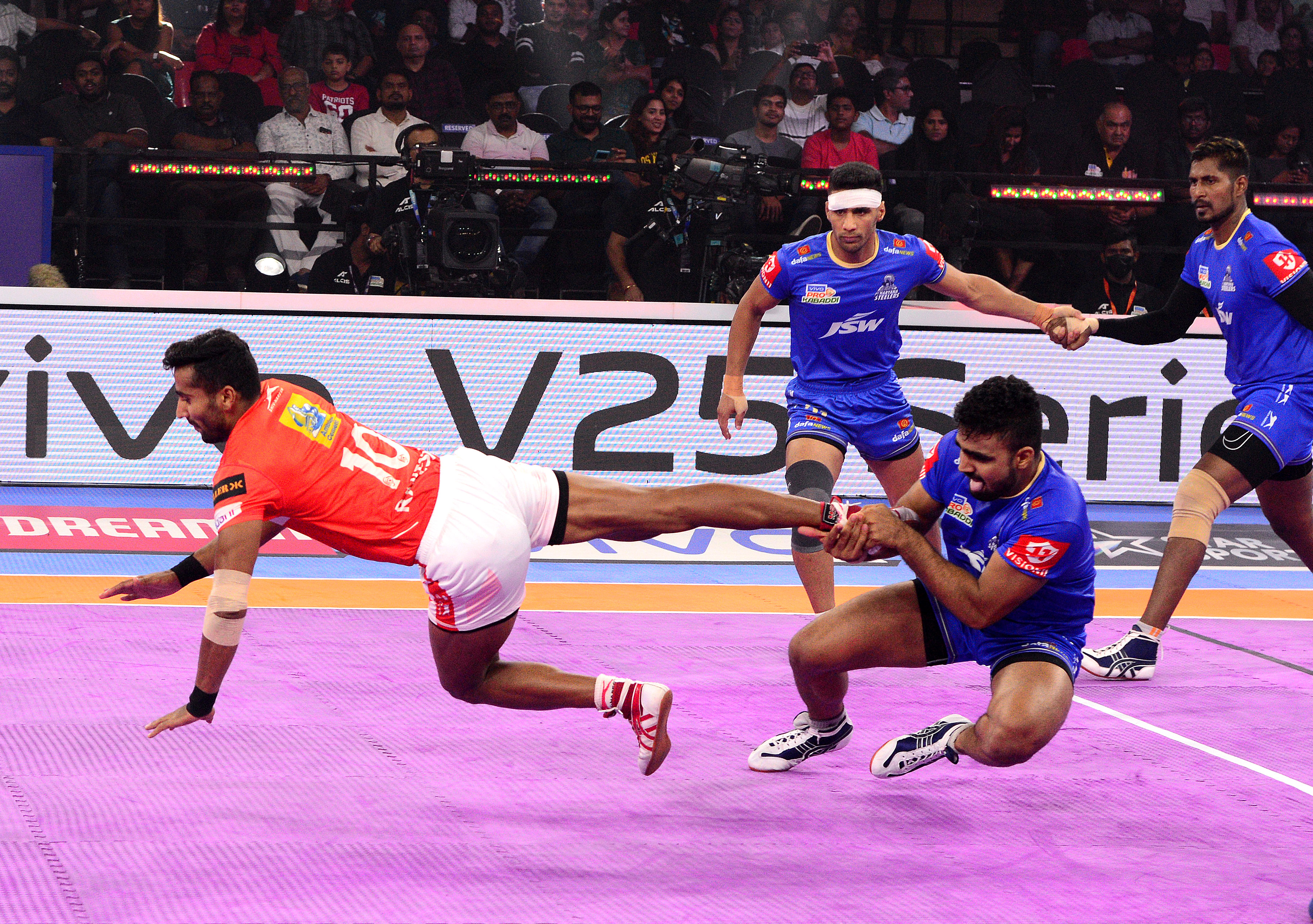 PKL 2022 LIVE: In clash of heavyweights Bengaluru to lock horns with Delhi on Day 19, Telugu Titans, Gujarat look to return to winning ways, while Bengal and Mumba aim to continue momentum in Pro Kabaddi League 9 - Follow LIVE Updates