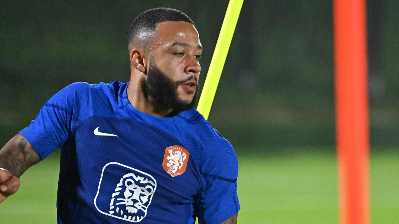 Memphis Depay knee injury a serious blow to player, club, and country