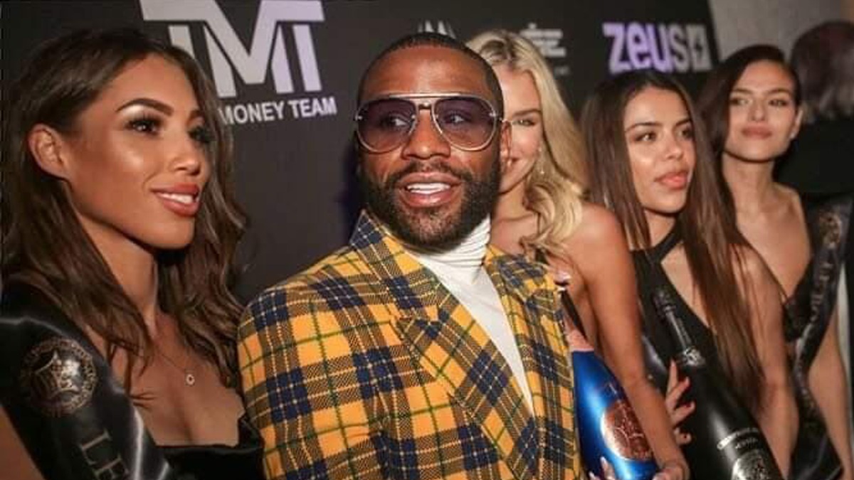 Floyd Mayweather Spotted With Bkfc Ring Girls 3367