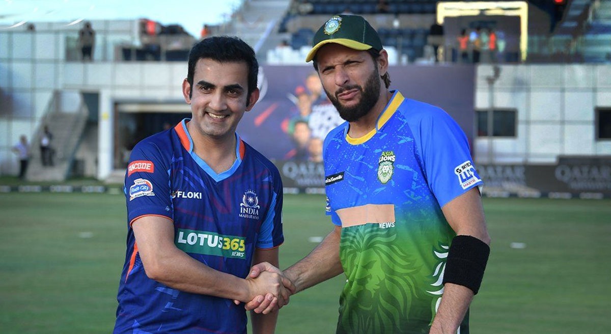 LLC 2023: Asia Lions skipper Shahid Afridi Obliges a Fan with An Autograph  on Indian Flag, Check Out