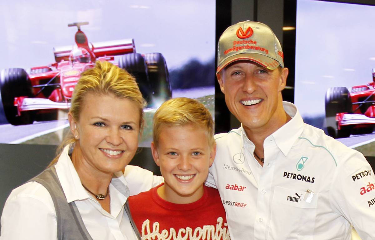 Formula 1: Majalah Jerman memposting wawancara PALSU dengan Michael Schumacher menggunakan AI chatbot, rencana keluarga TINDAKAN HUKUM, Die Aktuelle, wawancara pertama, F1