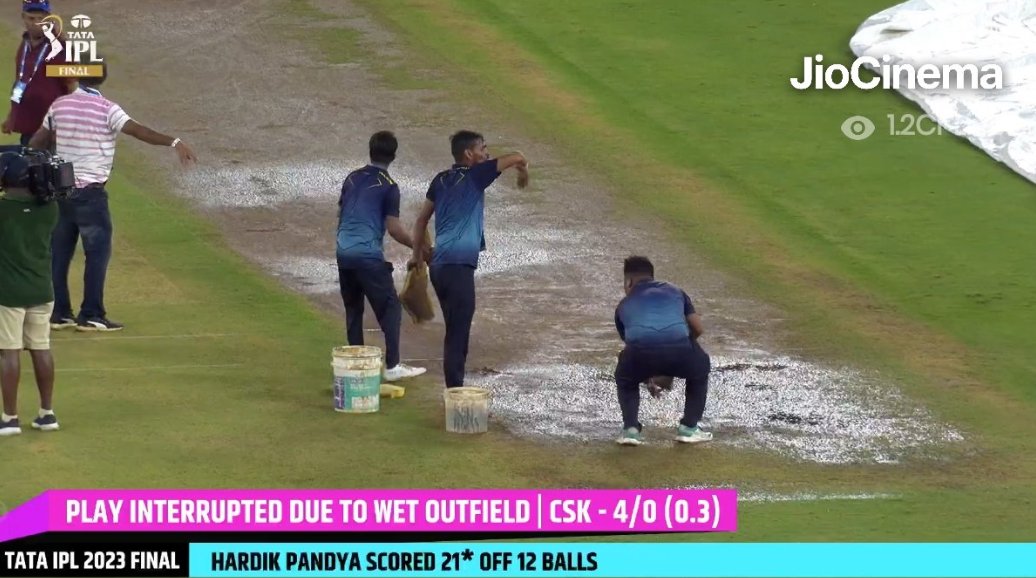 Embarrassment for BCCI, World's Largest Stadium turns to 'JUGAAD', uses sponges to clear wet outfield in IPL 2023 Final