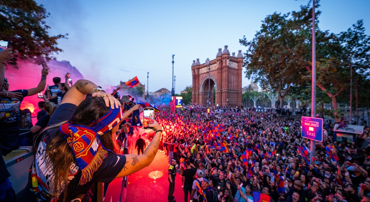 FC Barcelona: The BLAUGRANA celebrate Men and Women's teams TROPHIES in open bus parade, Check OUT